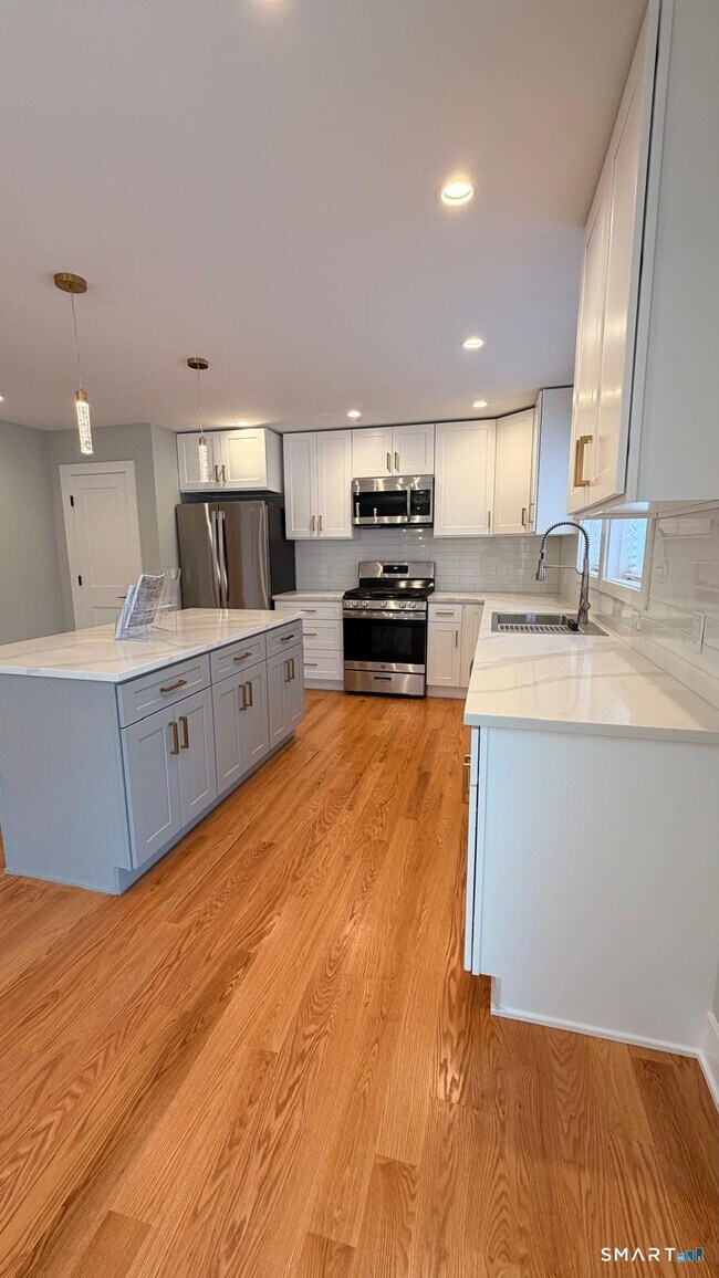 Building Photo - 20 Bouton St