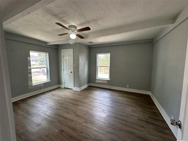 Building Photo - 1411 Miles St