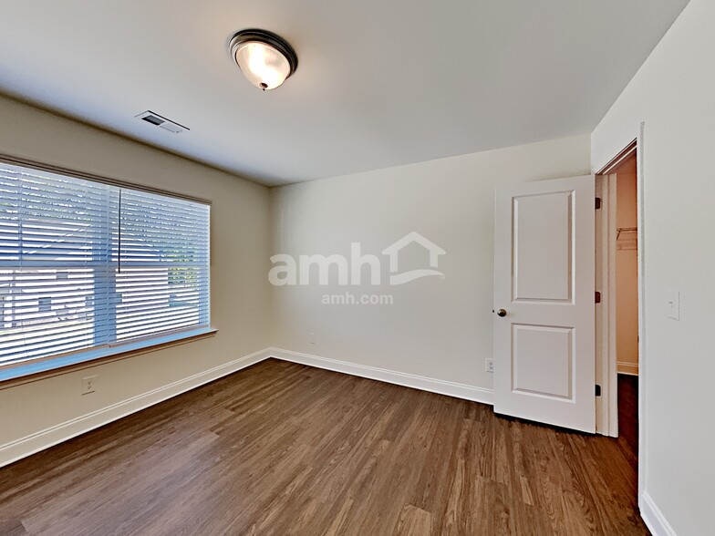 Building Photo - 3557 Okelly Dr