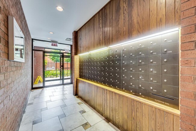 Building Photo - 901 S Plymouth Ct