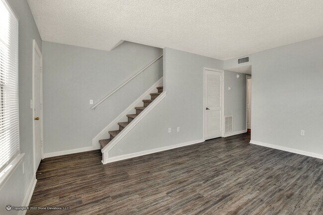 Building Photo - 2 Bedroom Townhouse with Views of County P...