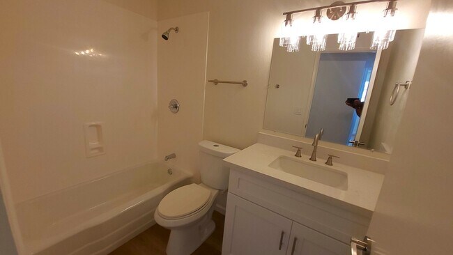 Building Photo - Fully Remodeled Home in North Phoenix – Mo...