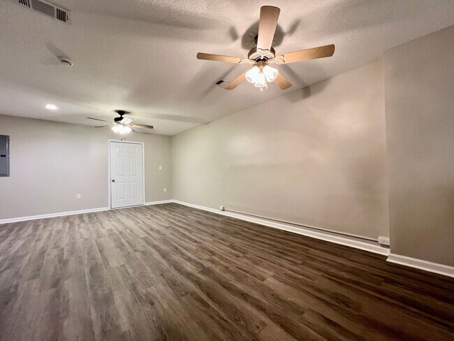 Building Photo - AVAILABLE NOW! (No Pets)