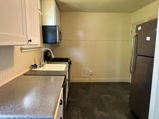 Building Photo - Updated 3 Bedroom, 1.5 Bath Rowhome