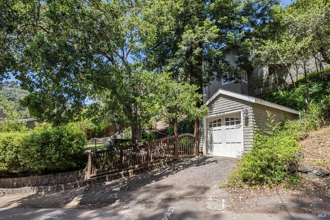 Building Photo - 137 Del Casa Dr