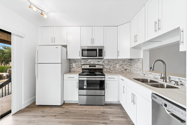 Building Photo - 5151 W Club Cir
