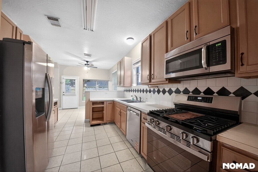 Building Photo - 1811 Quiet Hollow Dr