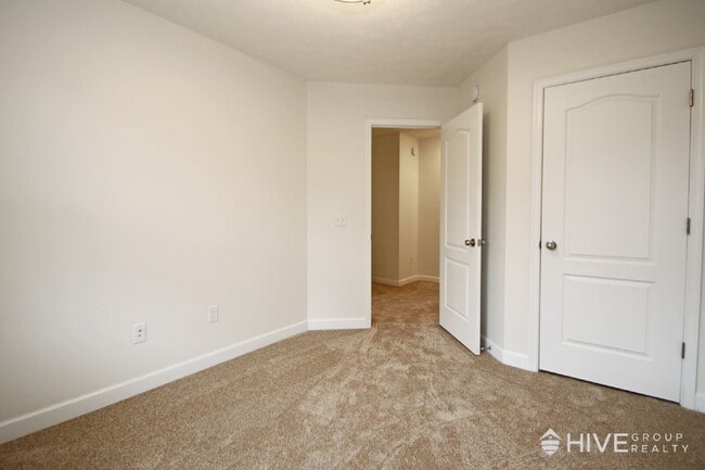 Building Photo - Modern 3BR Townhouse with Private Backyard...