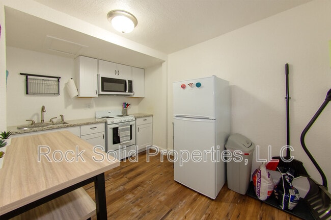 Building Photo - 516 E 6th St