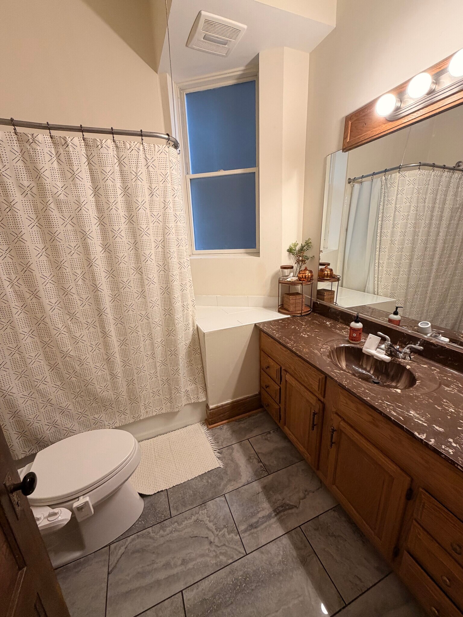 Building Photo - 1037 N Damen Ave