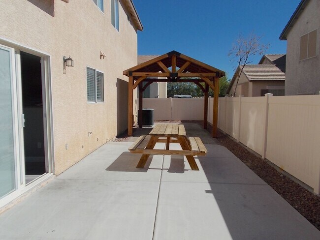 Building Photo - Modern 3-Bedroom Home in Prime Location wi...