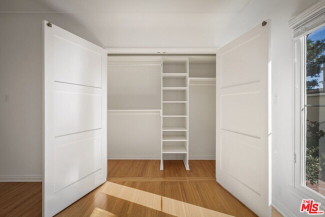 Building Photo - 8664 W Olympic Blvd