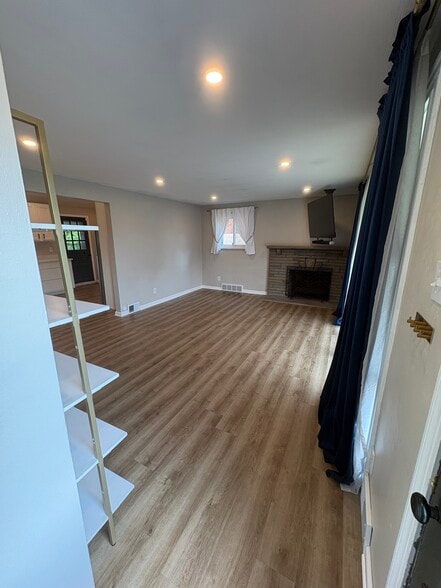 Building Photo - 1624 Sillview Dr