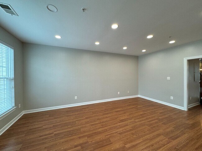 Building Photo - Stunning 3 Bed 2.5 Townhome In Amenity-Ric...
