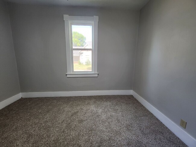 Building Photo - House W/ 2 Individual Units !