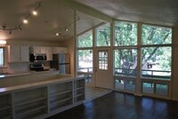 Building Photo - 2830 Hillhaven Ct SE
