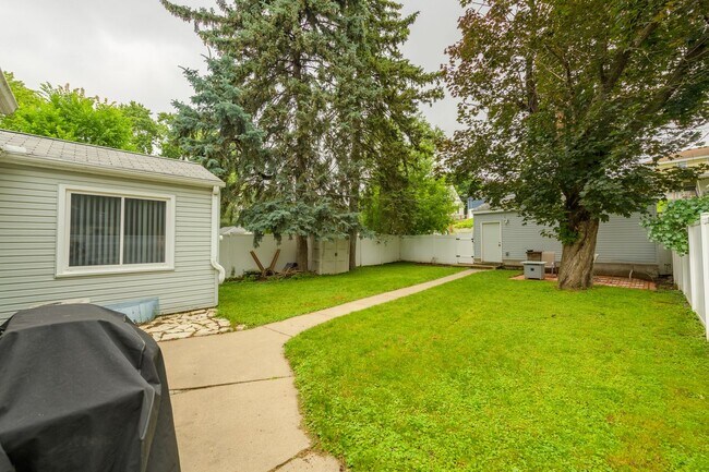 Building Photo - awesome 2 bed 1 bath Pet Friendly in Minneapolis Available for Lease