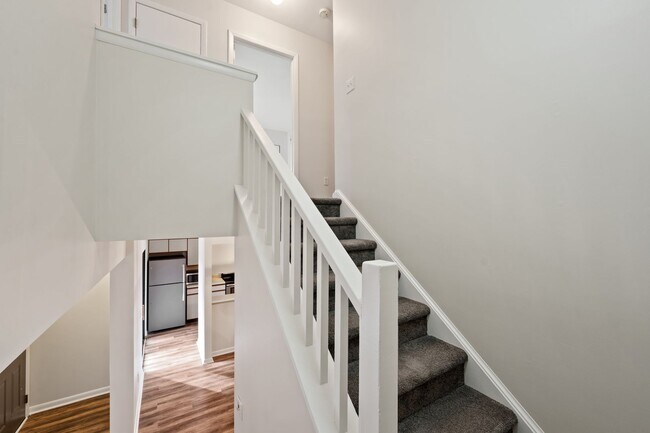 Building Photo - GREAT LOCATION!!! Large 2bedrm - Mins to U...