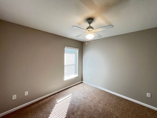 Building Photo - You’ve Found IT! Your Next Home! 4 Bedroom, 2 Bathroom in Ocala — $500 Off a Month’s Rent!!!