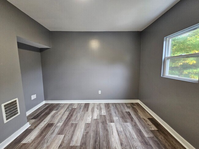 Building Photo - Spacious 5 bedroom 1.5 bathrooms for rent in Hays!