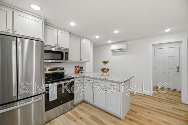 Building Photo - 2113 W Madison Ave