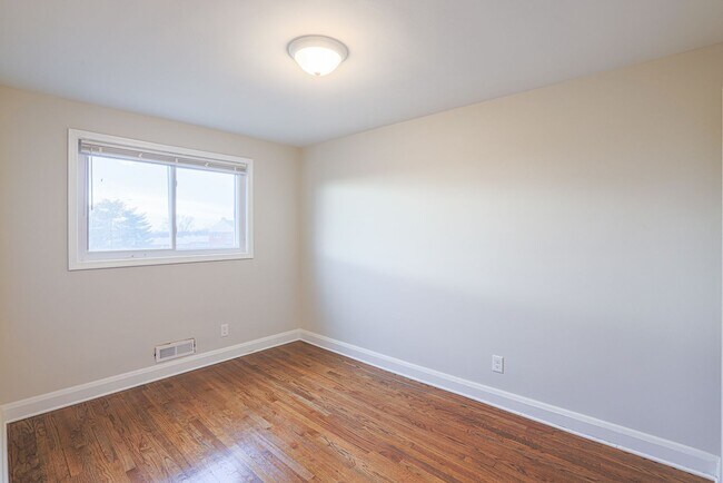 Building Photo - RENOVATED PARKVILLE TOWNHOME 3BR 1.5BA