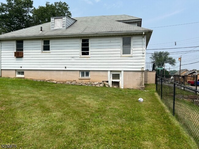 Building Photo - 33 Stanley Rd