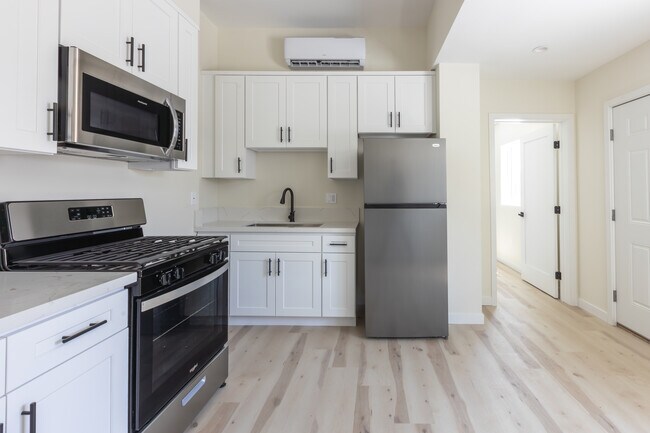 Building Photo - 400-402 Western Ave unit # F