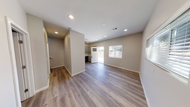 Building Photo - 4BD/2BA on Tipton!