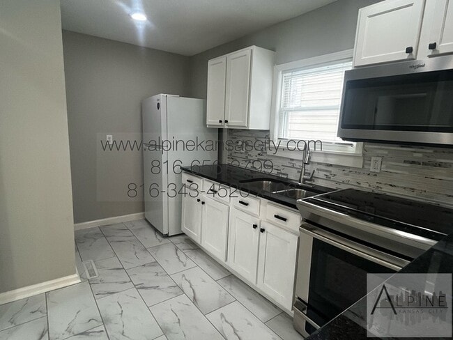 Building Photo - Beautifully Updated Home! Fenced! Vouchers OK!