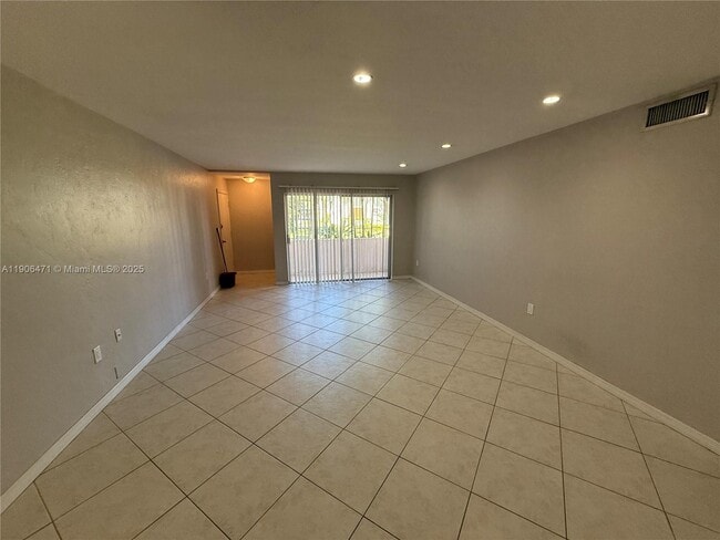 Building Photo - 9450 SW 77th Ave