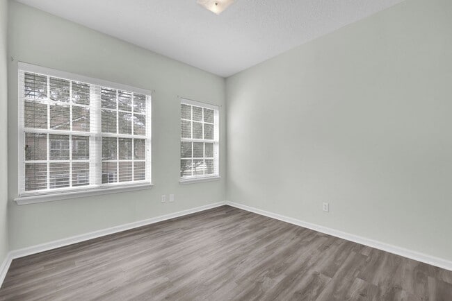 Building Photo - Bright and Spacious Townhome in Gate Community