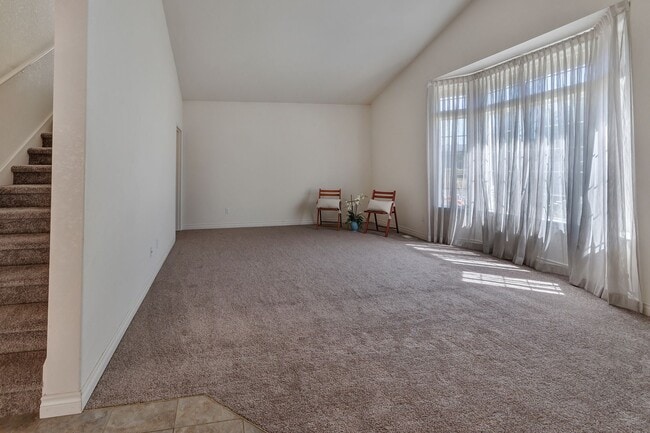 Building Photo - Must see! Spacious 3bd 2bath Ready for Imm...