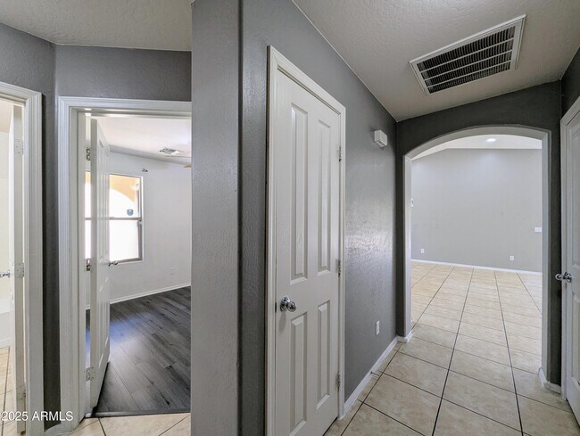 Building Photo - 13959 W Country Gables Dr