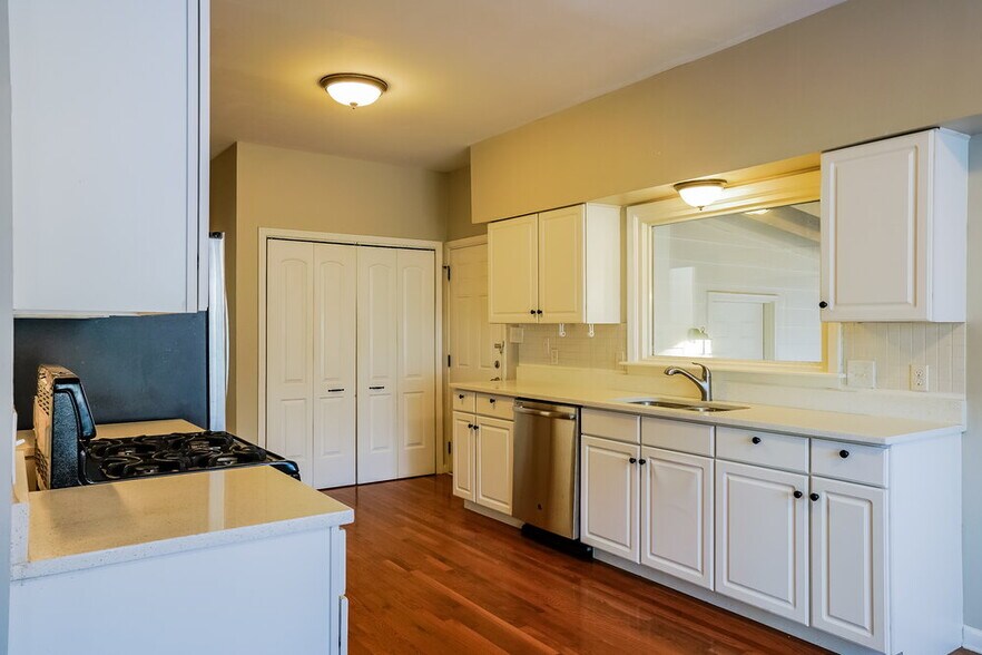 Building Photo - 1608 Maybrook Dr