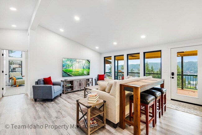 Building Photo - Fully furnished and stocked Single Level H...