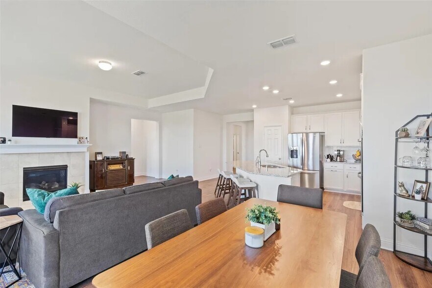 Dining - 3600 Highland Bayou Dr