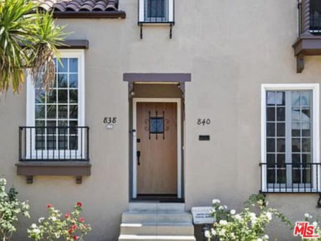 Building Photo - 840 S Curson Ave
