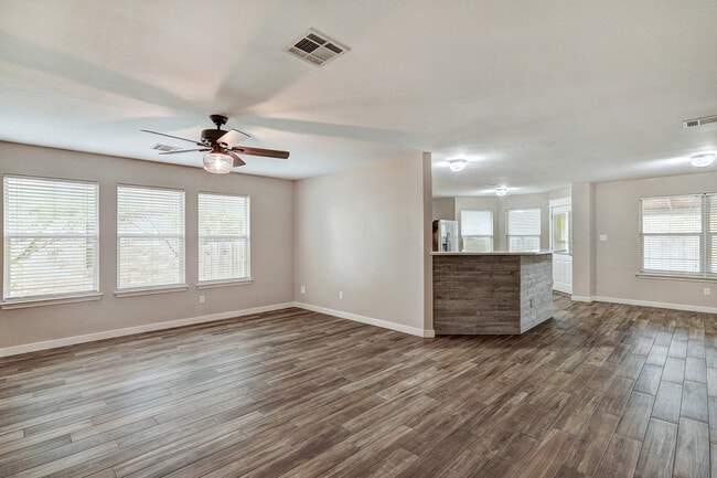 Building Photo - 707 Estancia Way