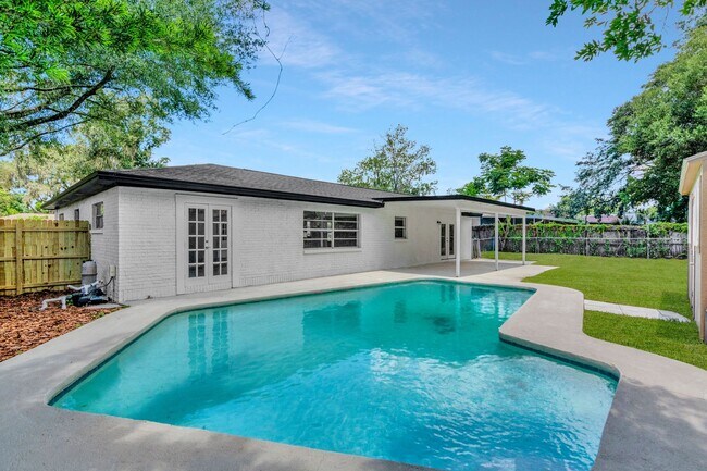 Building Photo - Remodeled Pool Home in the Heart of Brandon, FL