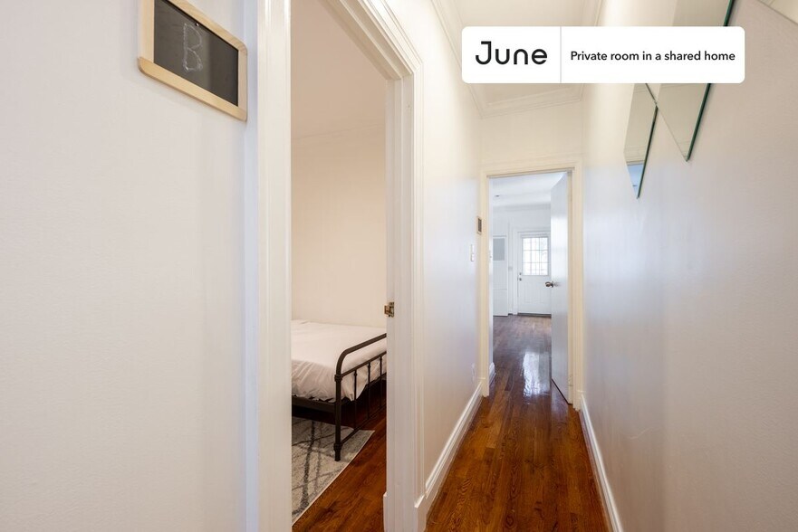 Building Photo - Private bedroom in 3 bed/1 bath Home