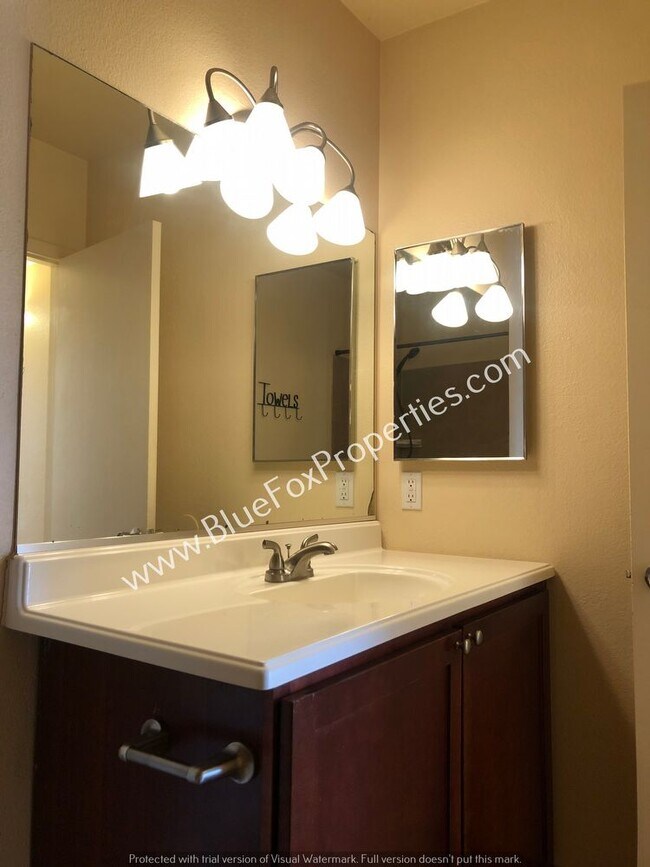 Building Photo - 3357 N Country Club Rd