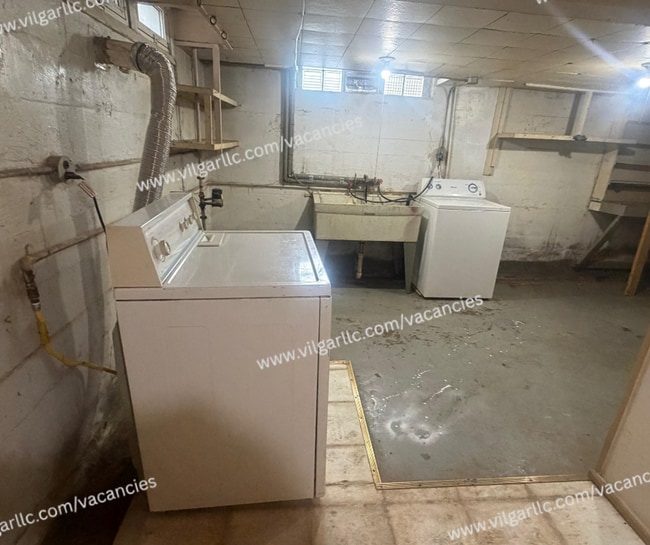 Building Photo - 4-bedrooms, 1-Bath - 2-floor Duplex Home