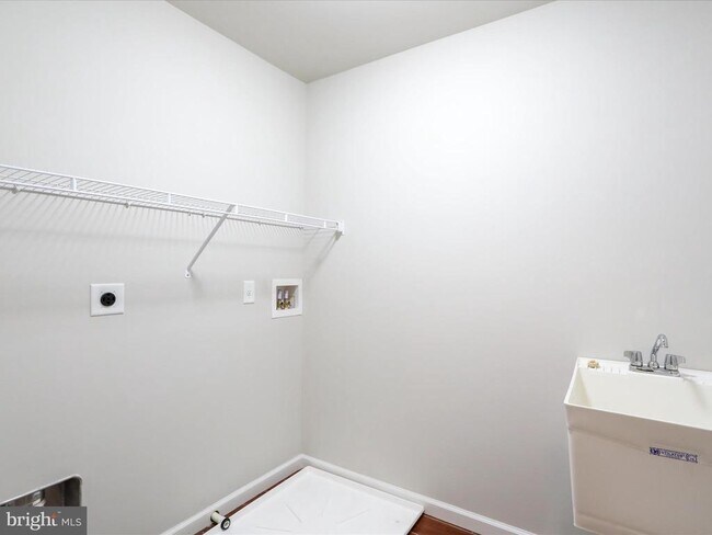 Building Photo - 20 Delano Dr