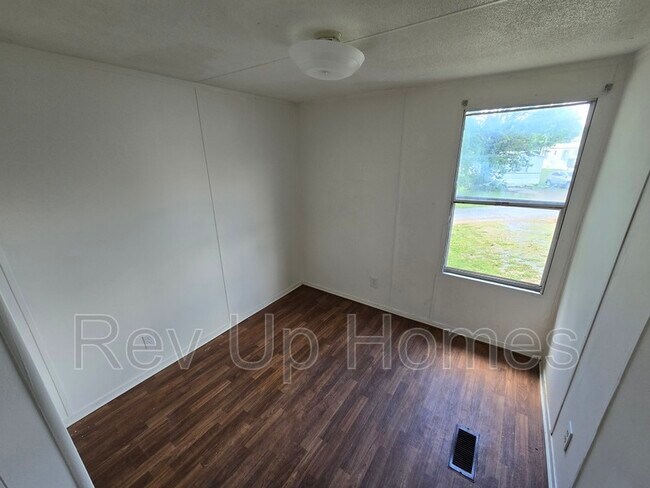 Building Photo - 123 Fred Dr