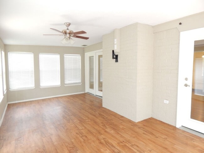 Building Photo - South Tyler, Beautiful 3 Bedroom, 2 Bath Home with RV Parking!