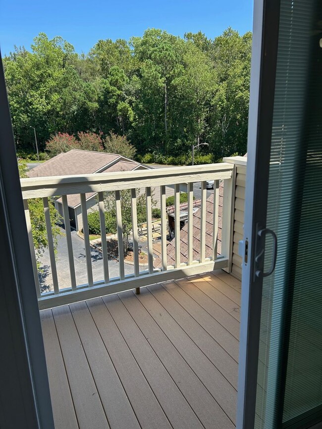 Building Photo - Rare Hoover Creek Condo with One Car Garage