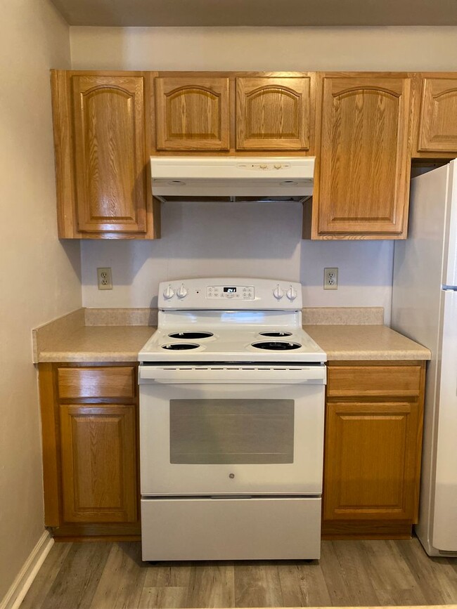 Building Photo - Spacious Apartment Near Campus!