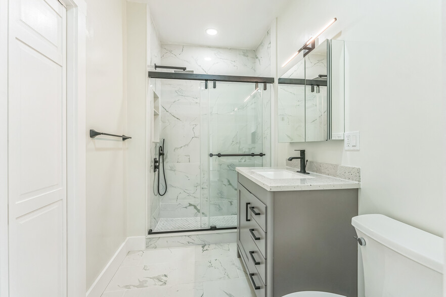 Standing shower bathroom - 47 Brackett St