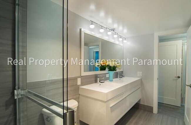 Building Photo - Spacious Condo with Relaxing Pool Views